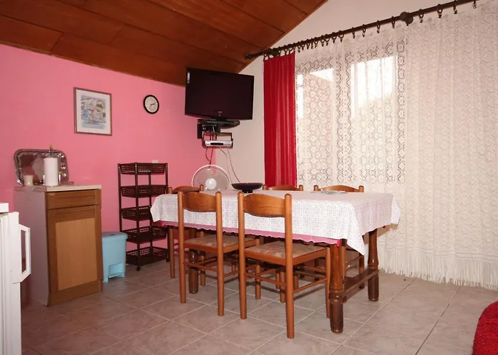 Family Friendly Seaside Zaton, Zadar - 6616 דירה נין